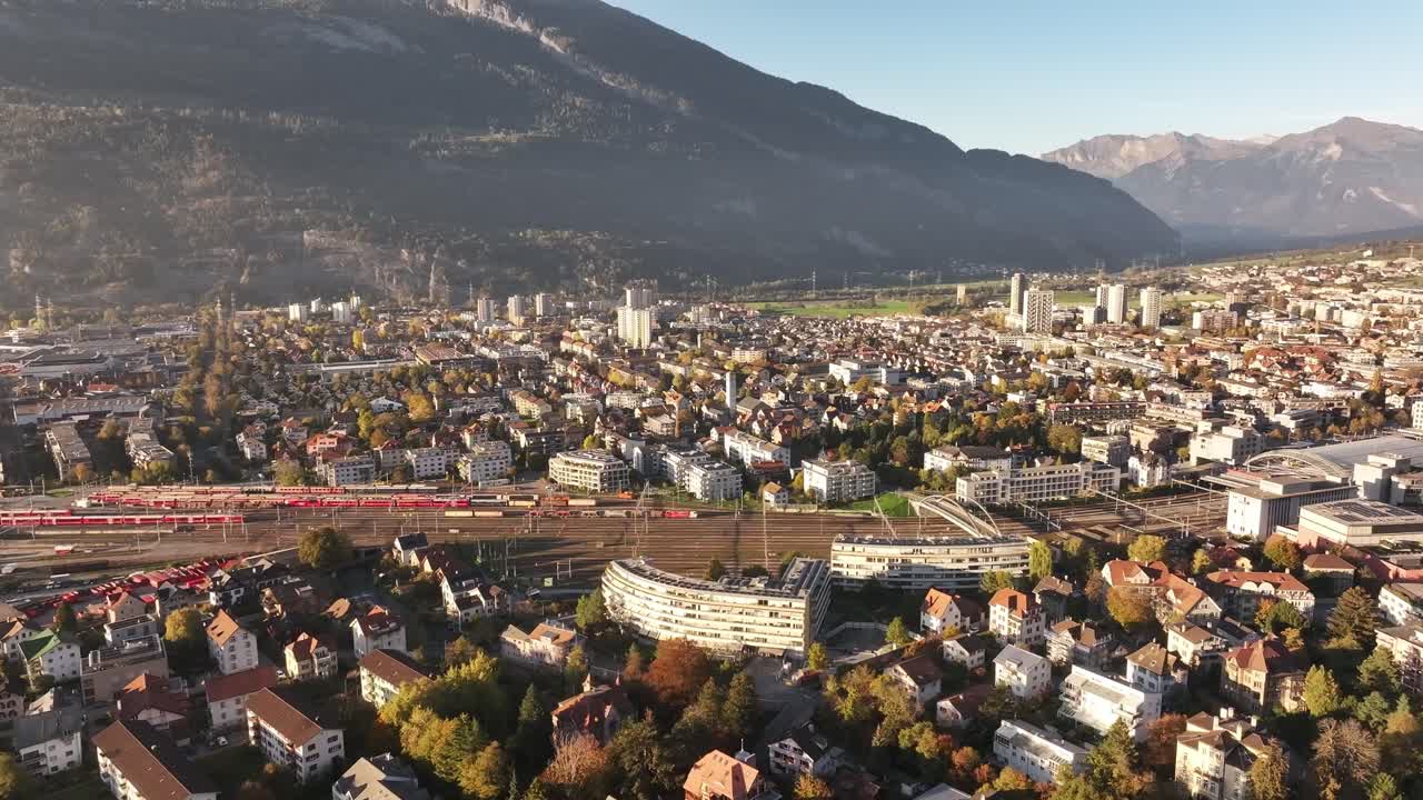aerial - paisaje urbano de chur en graubünden, suiza rodeado de montañas