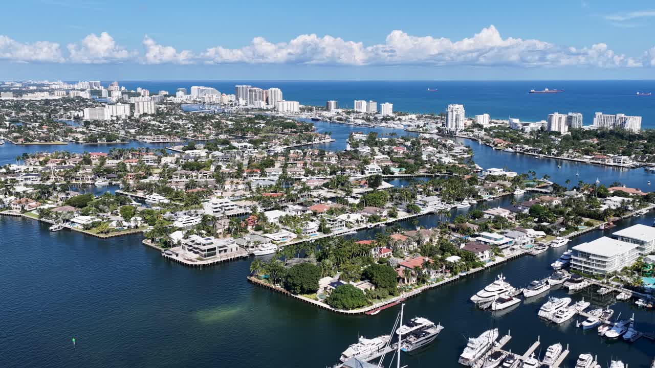 Skyline di Fort Lauderdale a Fort Lauderdale, in Florida, Stati Uniti. Spiaggia urbana. Paesaggio acquatico della baia. Centro città. Skyline di Fort Lauderdale in Florida, Stati Uniti. Paesaggio tranquillo