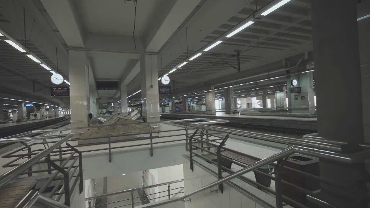 пустая внутренняя часть железнодорожной станции
