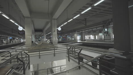 interior vacío de la estación de tren