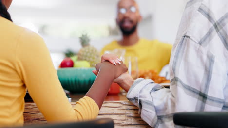 sosteniendo las manos, la comida o la mesa para la oración del almuerzo por
