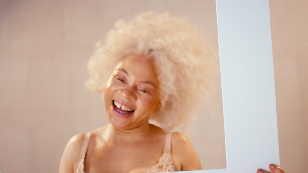 fotografía de estudio de una mujer natural y segura en ropa interior que promueve la positividad corporal en el marco de la imagen