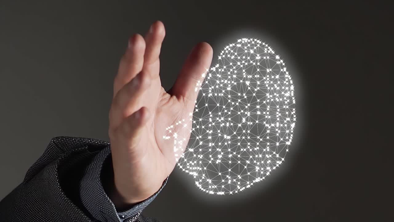 gráfico digital blanco del cerebro con neuronas sobre la mano extendida