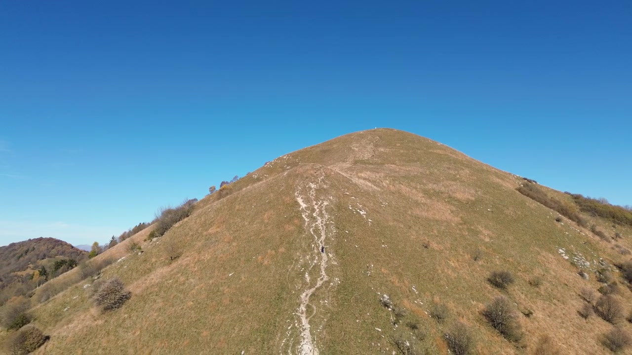 Le esperienze vissute da un giovane alpinista e nomade digitale, che trasporta un drone e una macchina fotografica, hanno le loro ricompense: i panorami sono mozzafiato
