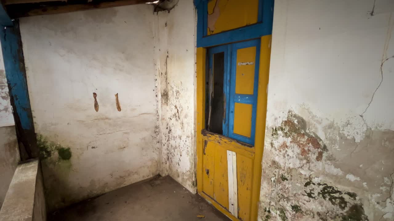 ventana abierta de la casa vieja