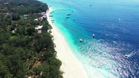 Hermosas-Aguas-Azules-Y-Exuberante-Vegetación-Vibrante-A-Lo-Largo-De-La-Costa-De-Una-Isla-Tropical-Paradisíaca