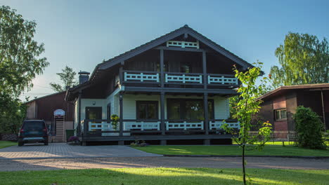 Hermoso-Lapso-De-Tiempo-De-Finca-De-Casa-Unifamiliar-De-Madera-Grande