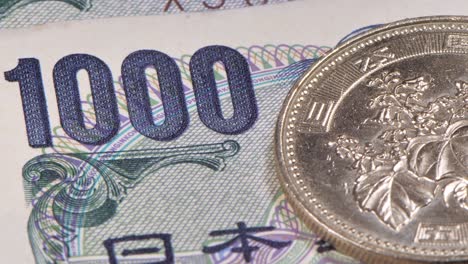dos billetes de papel de 1000 yenes japoneses en la mesa.