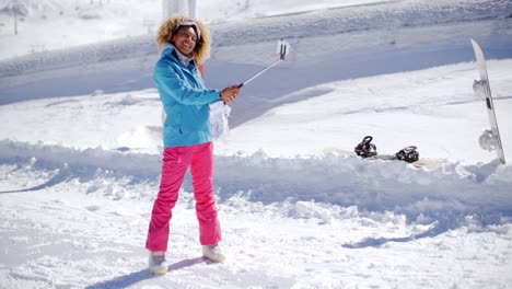 Junge-Frau-Mit-Einem-Selfie-Stick