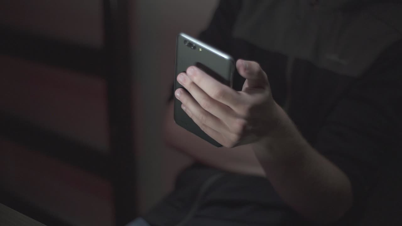 una persona desplazándose en su teléfono