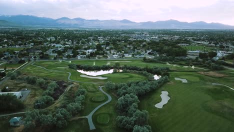 Aufsteigende-Drohne-Schoss-über-Einen-Luxuriösen-Grünen-Golfplatz-In-Einem-Großen-Viertel-Im-Utah-Tal