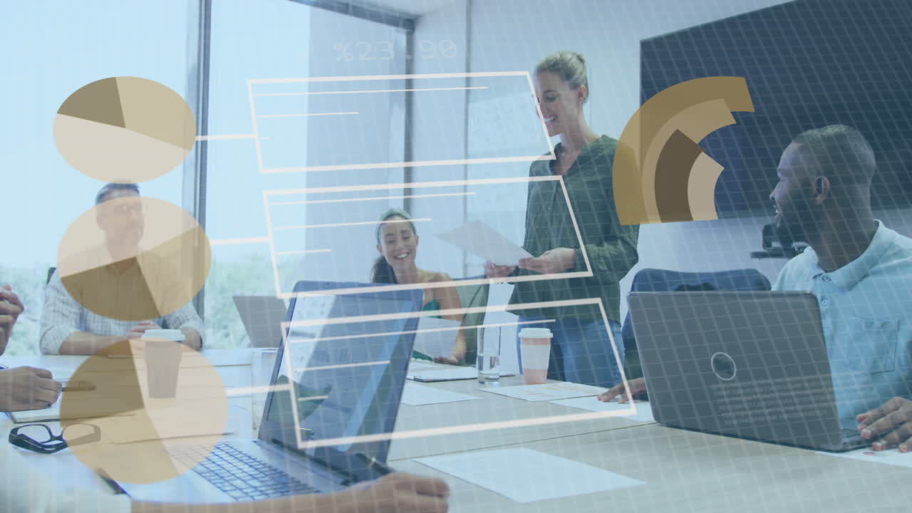 animación del procesamiento de datos financieros sobre diversas personas de negocios que trabajan en la oficina