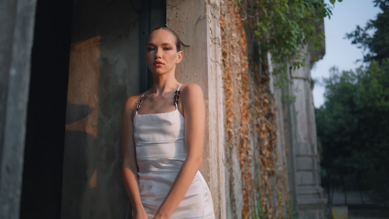 아름다운 관광 휴식을 취하는 성, 부드러운 피부를 만지는, 섹시한 패션 모델 포즈