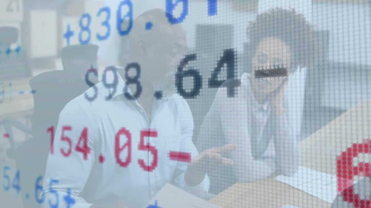 아프리카계 미국인 남성과 여성이 사무실에서 토론하는 주식 시장 데이터 처리의 애니메이션