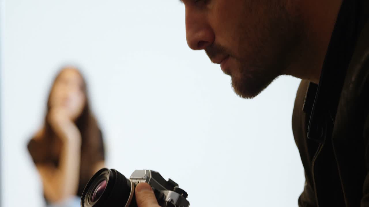 Photographe homme tenant un appareil photo 4k