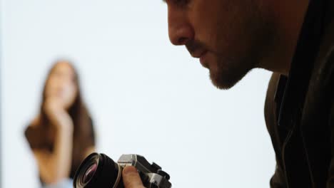 fotógrafo masculino con una cámara 4k