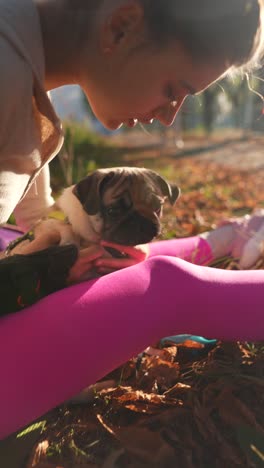 mujer con su cachorro en el parque