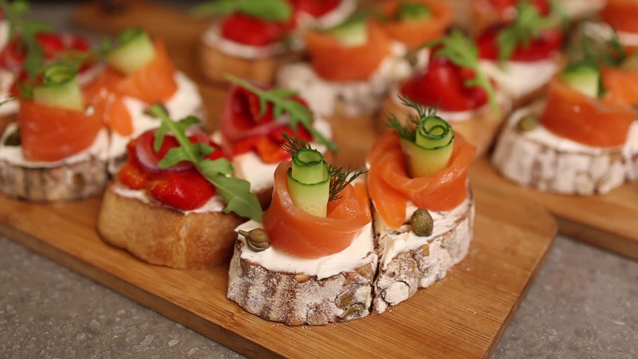 elegantes canapés de salmón ahumado