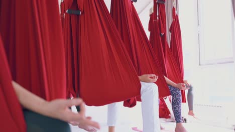 Meditierende-Frauen-Sitzen-In-Bequemen-Fly-Yoga-Hängematten