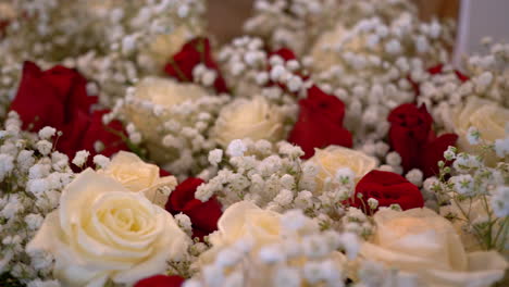 Primer-Plano-Del-Arreglo-Floral-De-La-Boda