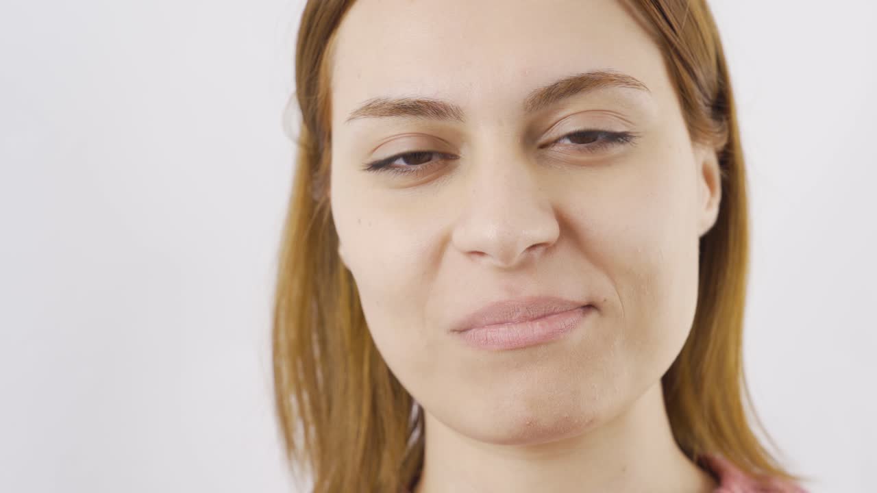 mujer comiendo morera negra, primer plano. frutas de verano.