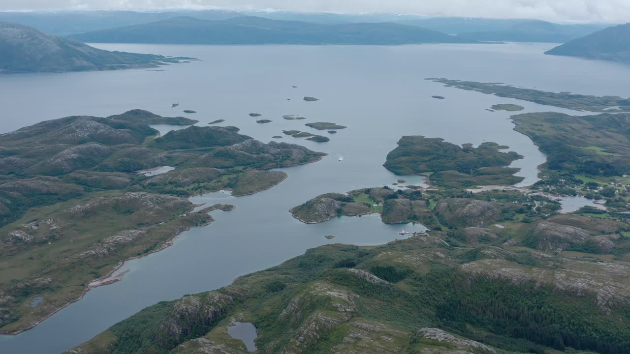 Cadeias de Montanhas ao Redor do Mar da Noruega de Luroy com Ilha Rochosa na Noruega
