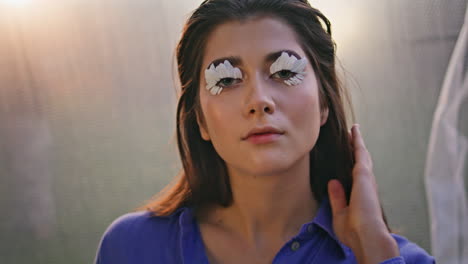 retrato de mujer pestañas creativas de primer plano. estilo de maquillaje único en la cara del modelo