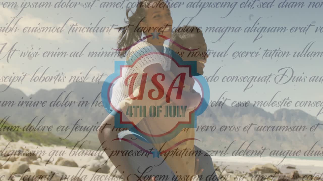 animación del texto del día de la independencia sobre una pareja diversa sonriente llevando en las montañas