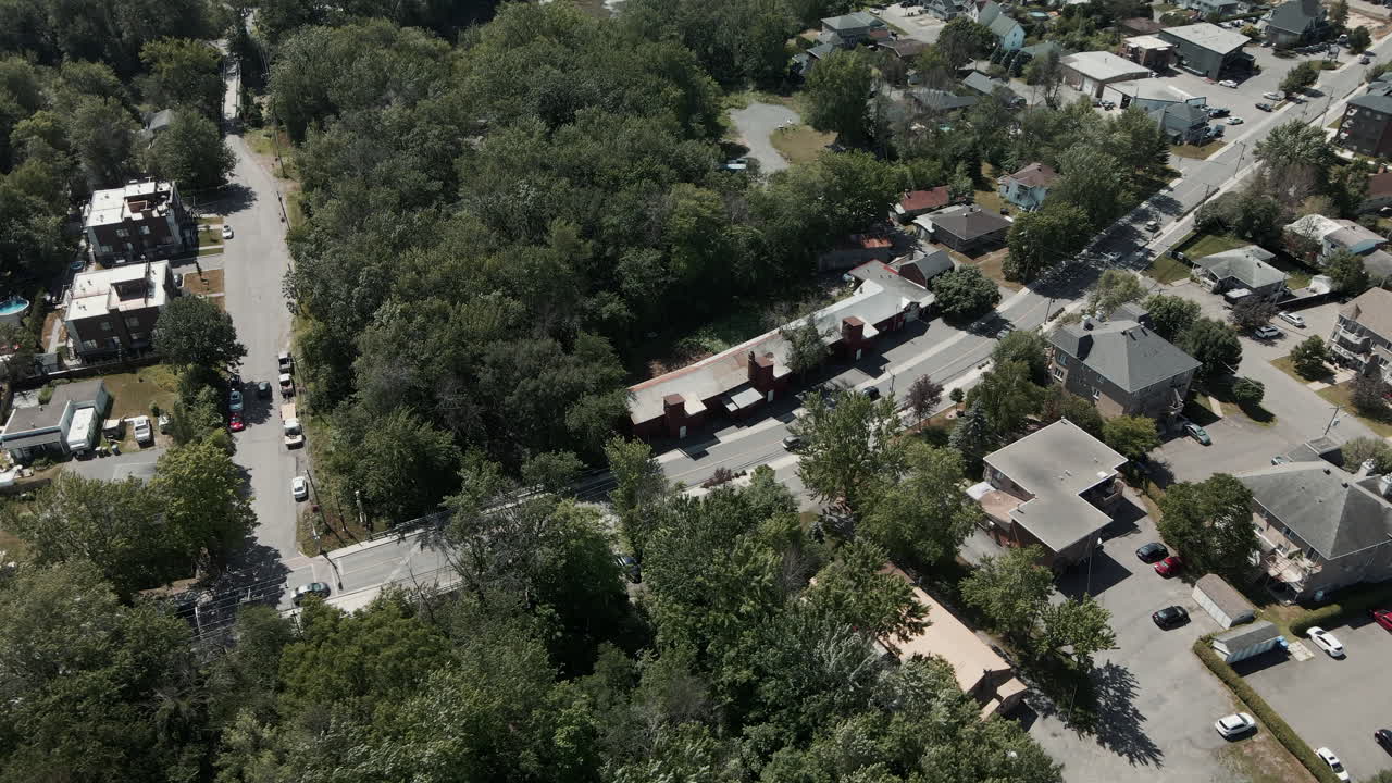 vista de saint-eustache quebec, canadá con diferentes casas, edificios y árboles gloriosos durante el día soleado - toma aérea