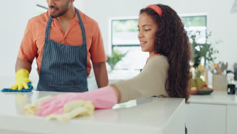 Padre,-Hija-Y-Limpieza-De-Cocina-Con-Guantes