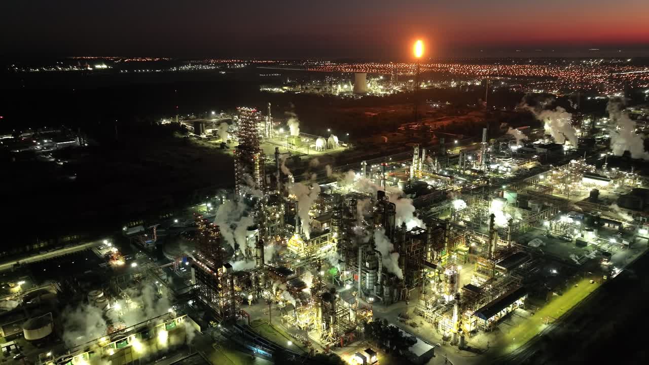 Usine de pétrole et de gaz de nuit, industrie et progrès