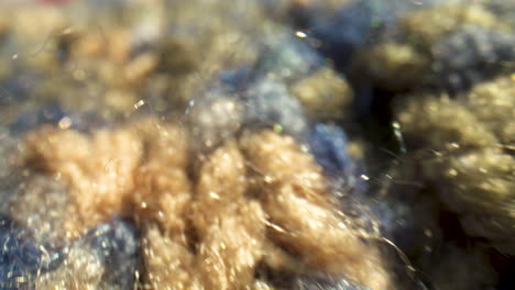 primer plano macro detallado de material de lana azul y dorado
