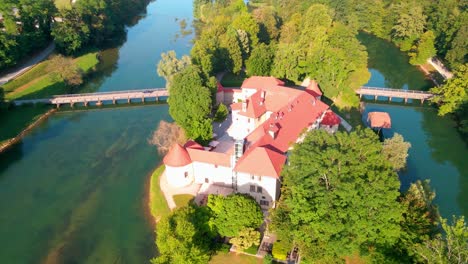 pintorescas imágenes de drones 4k del castillo de otočec en una hermosa luz soleada