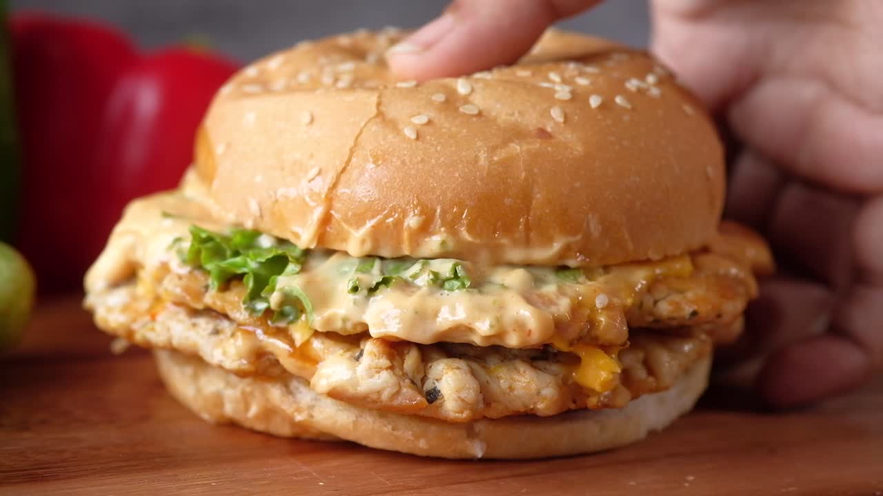 una jugosa hamburguesa de pollo a la parrilla con pan de sésamo