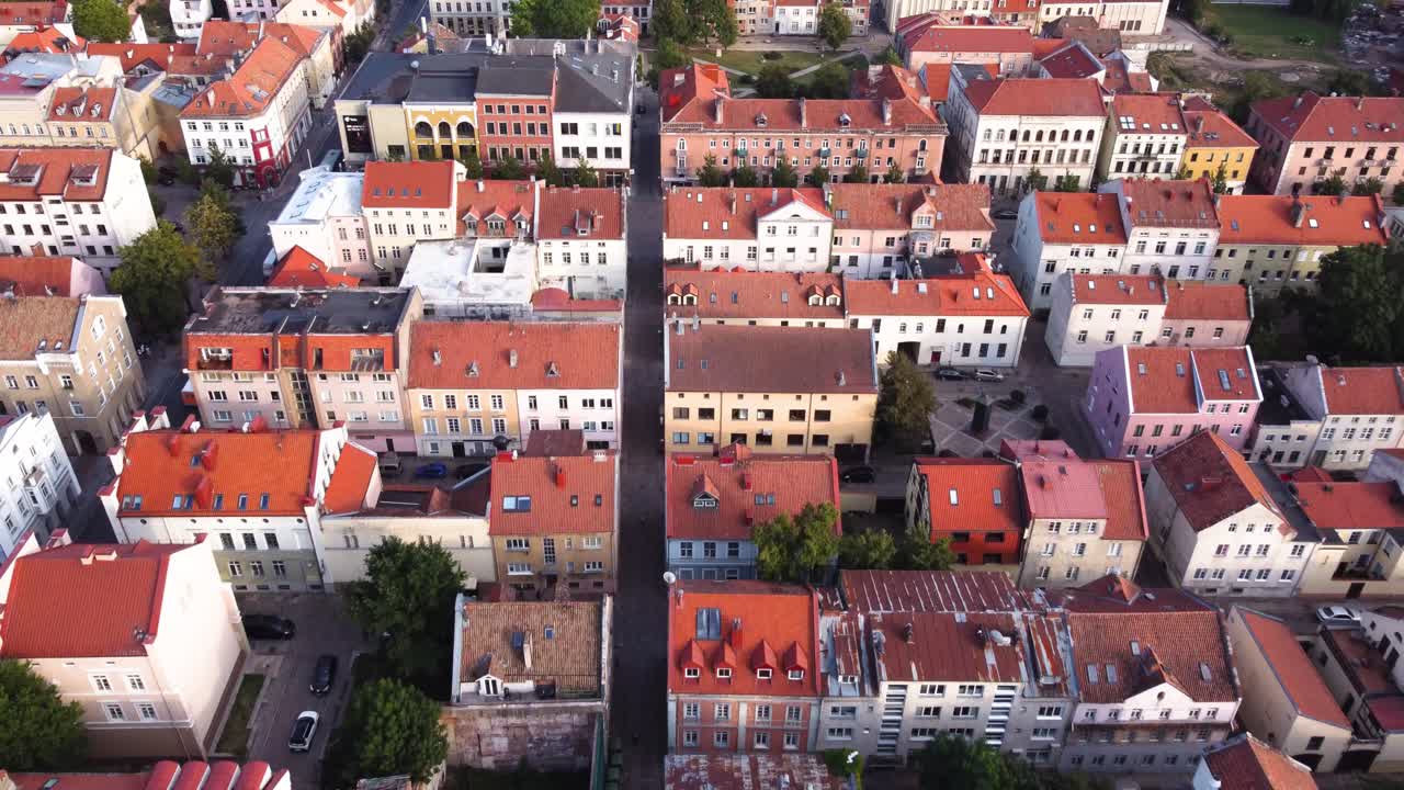 Ripresa aerea: sorvolo all'indietro sul centro storico a Klaipėda, Lituania