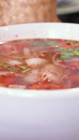 una deliciosa sopa servida en un bullicioso entorno de bangkok
