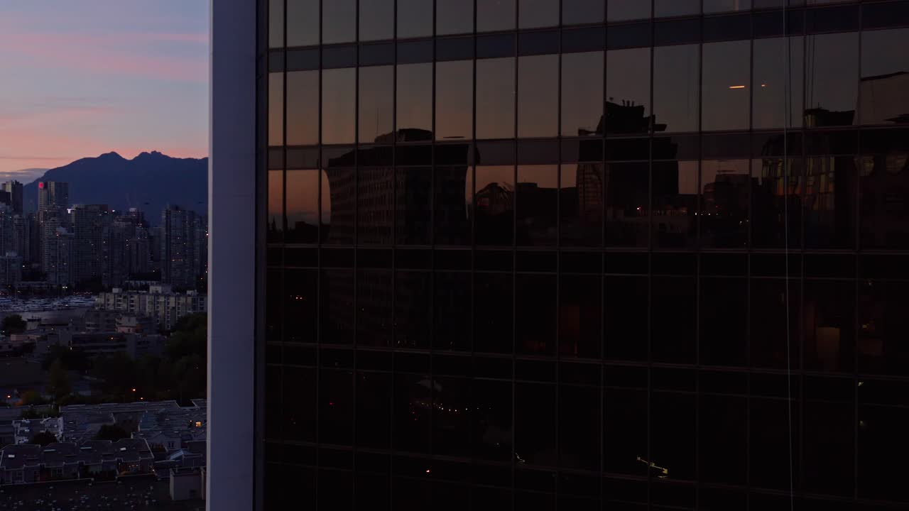 impresionante puesta de sol aérea revelada del centro de vancouver con reflejo de rascacielos y cielos rojos vibrantes, columbia británica, canadá