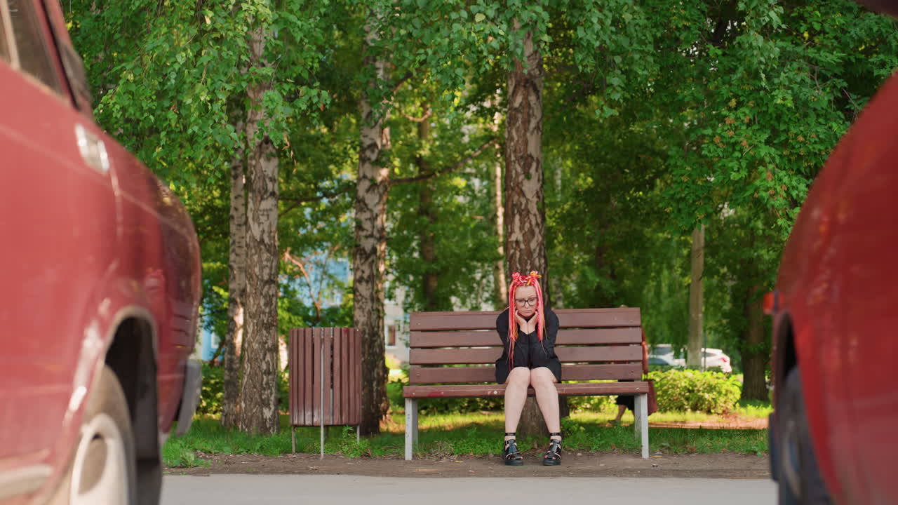 도시의 스트레스를 느끼며 공원에 앉아 있는 여성, 번잡한 도시 공원에서 밝은 브레이드 헤어를 한 채 생각에 잠긴 여성, 분주한 도시 교통 속 나무 벤치에 앉아 생생한 핑크색 땋은 머리를 한 여성