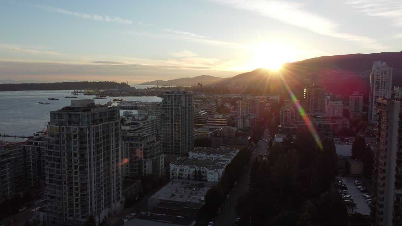 North Vancouver, Colúmbia Britânica. Sol se pondo sobre as montanhas