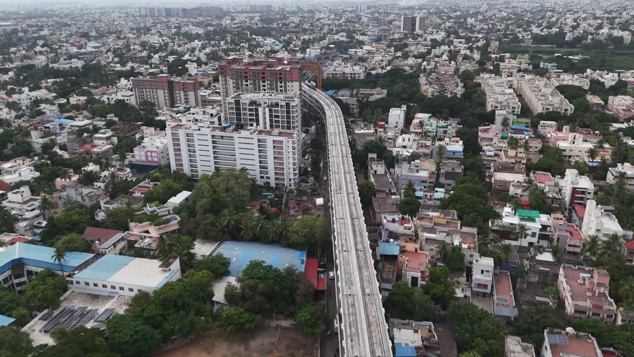 Vista aerea di una città indiana, dal giorno alla notte, che mostra costruzioni attive, strade vivaci e un mix di architettura antica e moderna. Perfetta per temi sull'urbanizzazione. Durante una serata nuvolosa