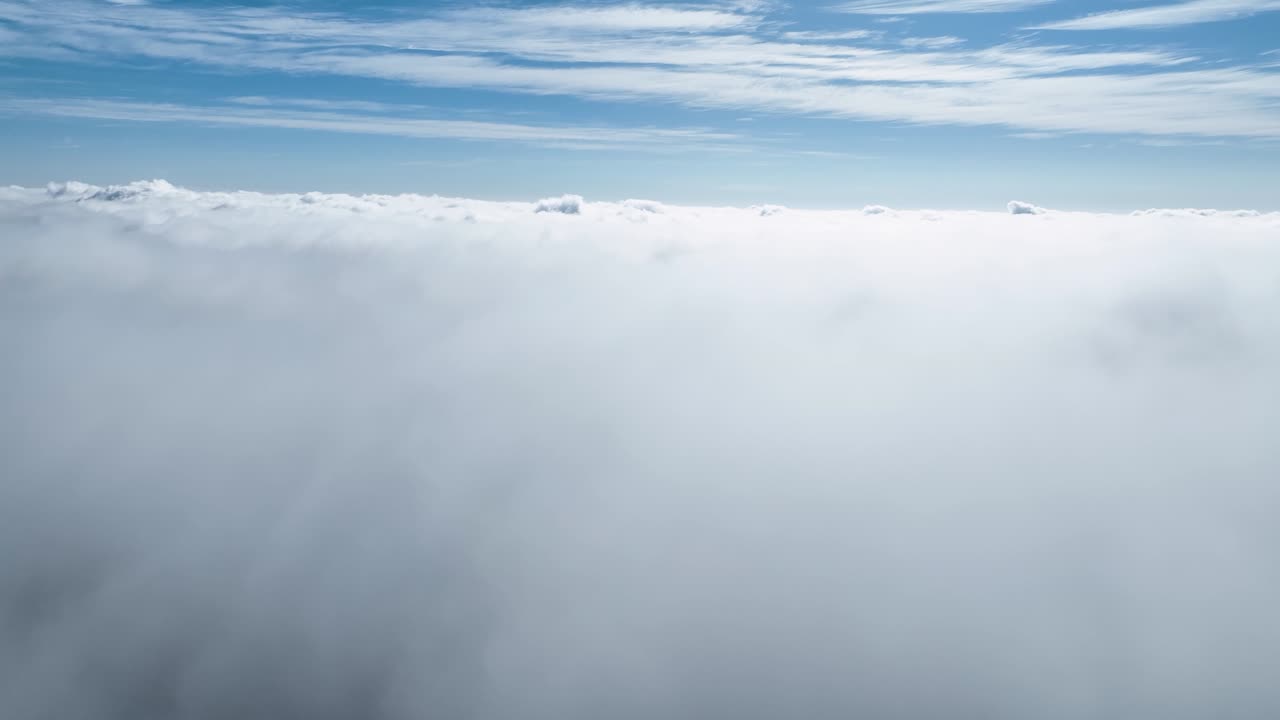 dron volando por encima de las nubes en el horizonte del cielo azul