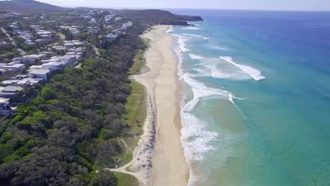 Panoramablick-über-Sunshine-Beach-Mit-Türkisfarbener-Meereslandschaft-In-Queensland,-Australien-–-Drohnenaufnahme