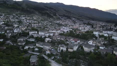 La-Pequeña-Ciudad-De-Gjirokastra-En-Albania
