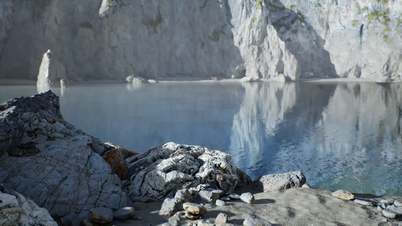 포르투갈 의 대서양 해안 에 있는 바위 들 사이 에 있는 모래 해변