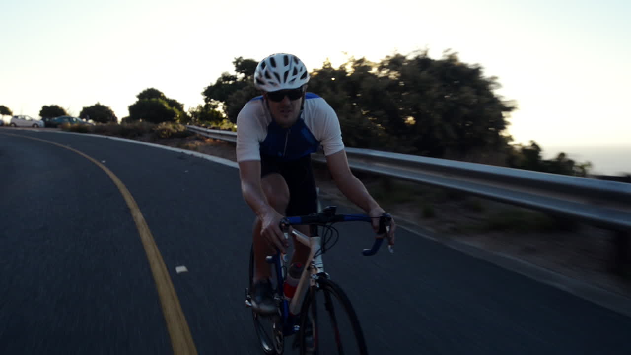 hombre saludable en bicicleta de carretera en bicicleta al aire libre fitness steadicam shot