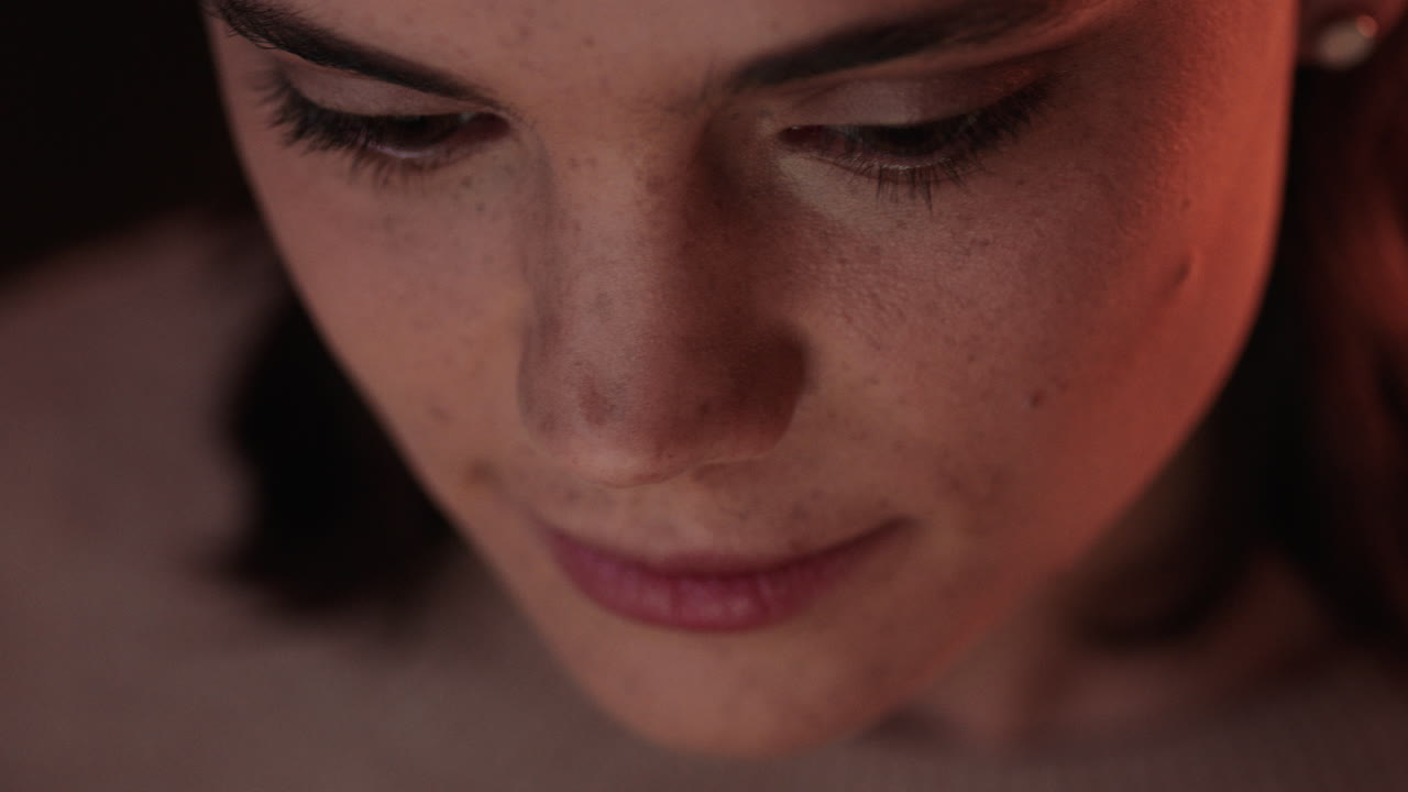 retrato de cerca de una mujer feliz usando una tableta navegando en línea viendo películas por la noche disfrutando del entretenimiento