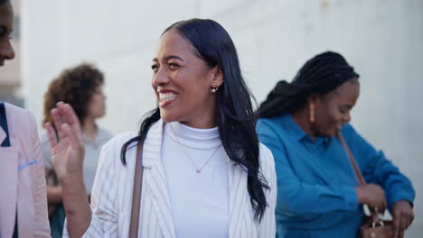 Geschäftsfrauen,-Stadt-Und-Mitarbeiter-Mit-Lachen