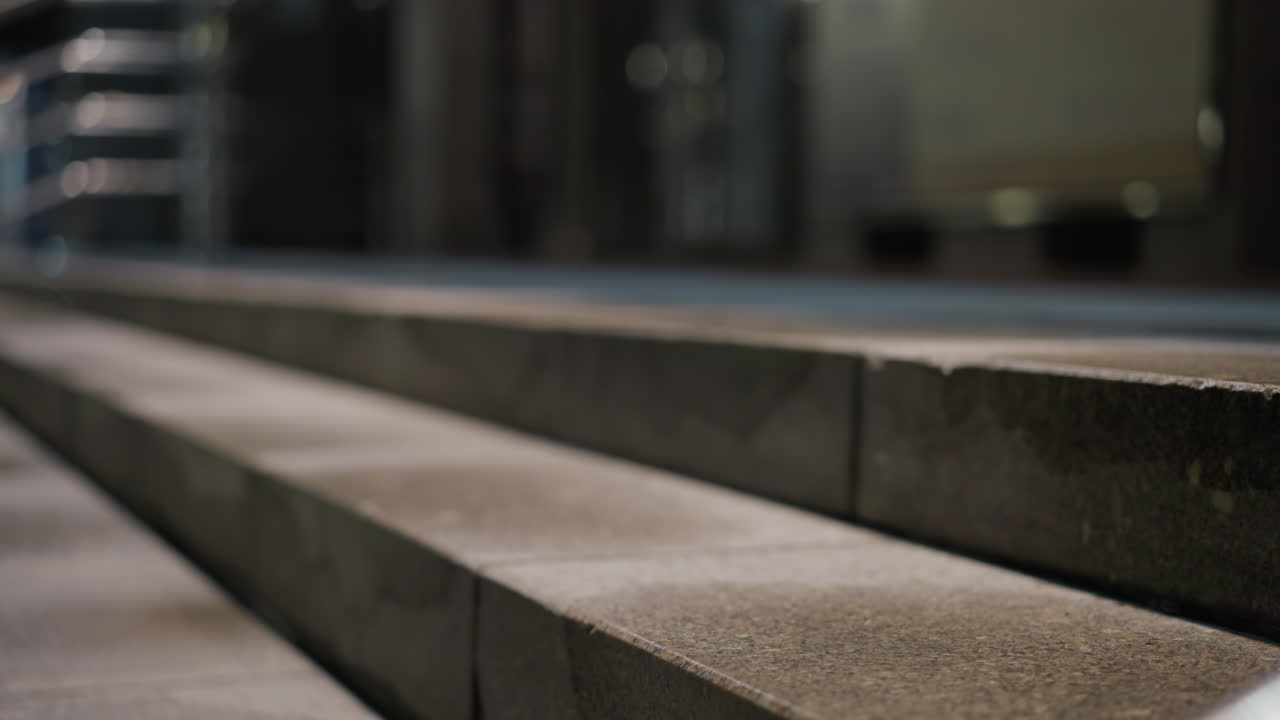 밤에 찍은 흐릿한 배경으로 계단을 근접적으로 볼 수 있습니다.