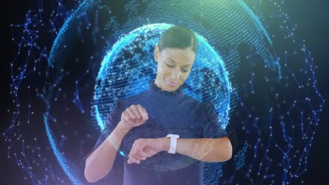 animación del globo con redes de conexiones sobre mujer de negocios usando reloj inteligente