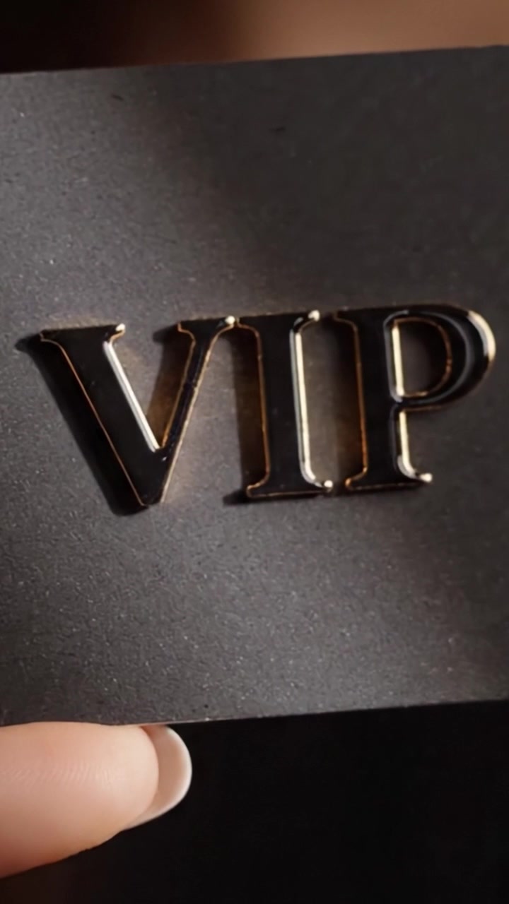 Gros plan d'une main tenant une carte VIP luxueuse, mettant en valeur un beau design et une finition élégante dans un cadre sophistiqué